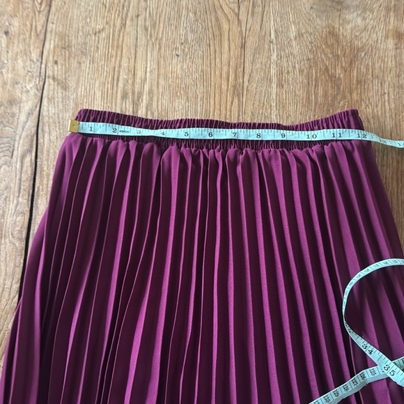 Elegant Pleated Purple Skirt by Le-Ciel - Picture 5 of 7